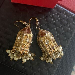 4/$20 VINTAGE Gold and Pearl Temple Earrings.